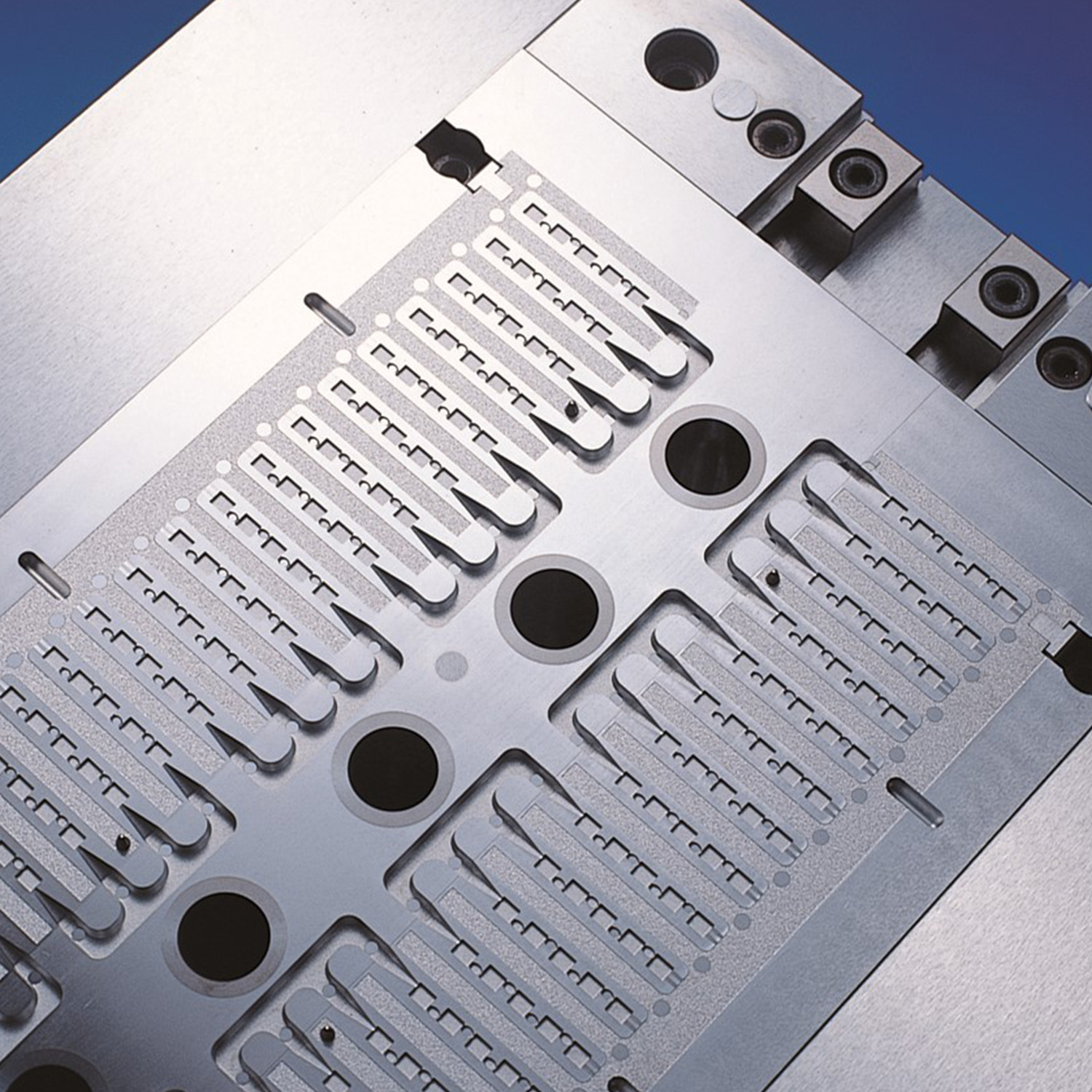 トランスファ成形用モールド金型 | 製品情報 | ヤマハロボティクス