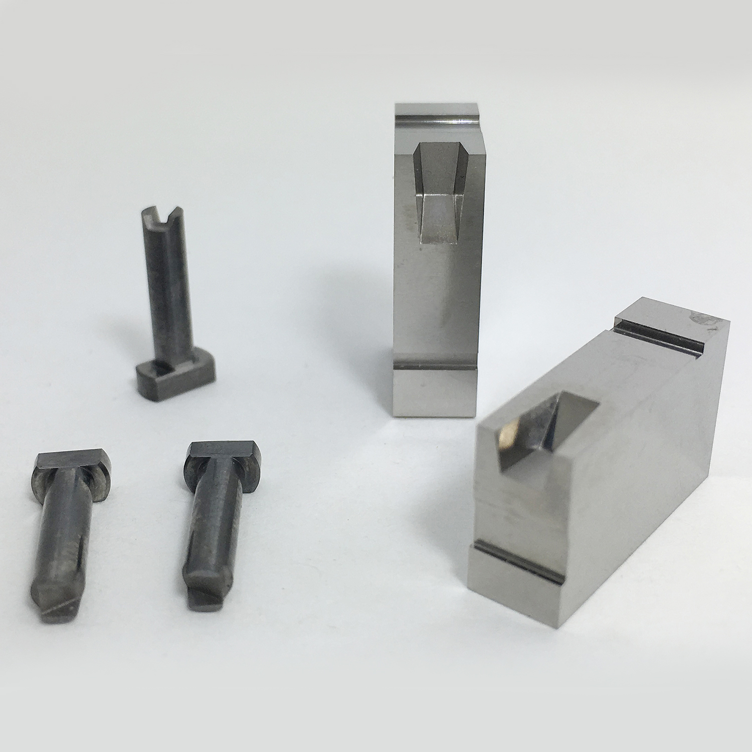 Gate pin, gate block