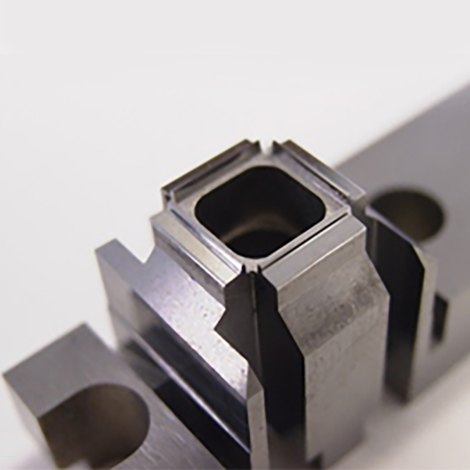 Forming die